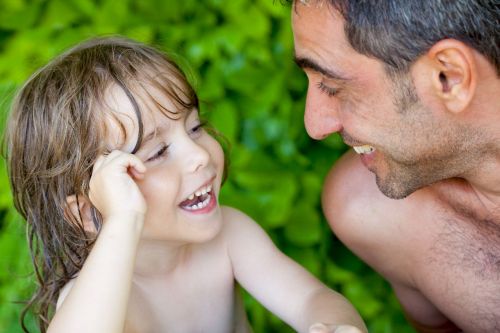 Un petit garçon raconte une histoire à son papa qui l’écoute attentivement. Ils sont tout proches et se regarde avec complicité. Cela nourrit l’estime de l’enfant et remplit son réservoir affectif.