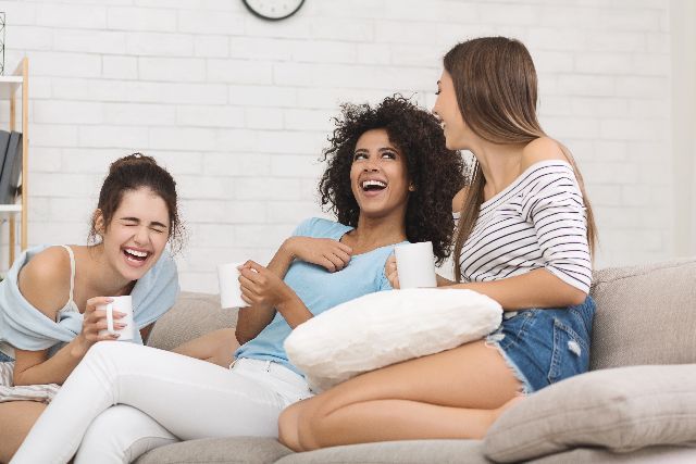 3 jeunes femmes, mamans, se retrouvent entre copines chez l’une d’entre elles. Elles partagent une tisane et se racontent les nouvelles, ce qui déclenche fous rires et sourires. Elles se ressourcent et nourrissent leur réservoir affectif.