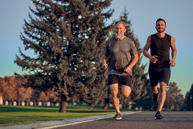 Un jeune papa et son père se défoulent en faisant du sport dans un parc. Ca fait du bien de se changer les idées et de bouger. Le jeune père a pris du temps pour lui, a passé un moment serein avec son père et ainsi nourri son réservoir affectif.