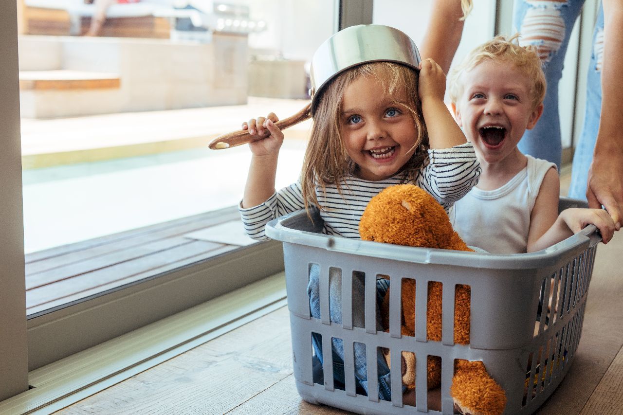 Enfants jouant dans un panier à linges